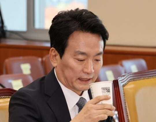박장범 한국방송공사 사장후보자가 18일 오전 국회 과학기술정보방송통신위원회에서 열린 인사청문회에서 물을 마시고 있다.<연합뉴스>